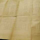 L�83enne Gaetano Vignola, nipote diretto dell�ingegnere Mauro Amoruso-Manzari, progettista del palazzo, ci consente di visionare il faldone contenente i documenti originali relativi alla commissione dell�edificio